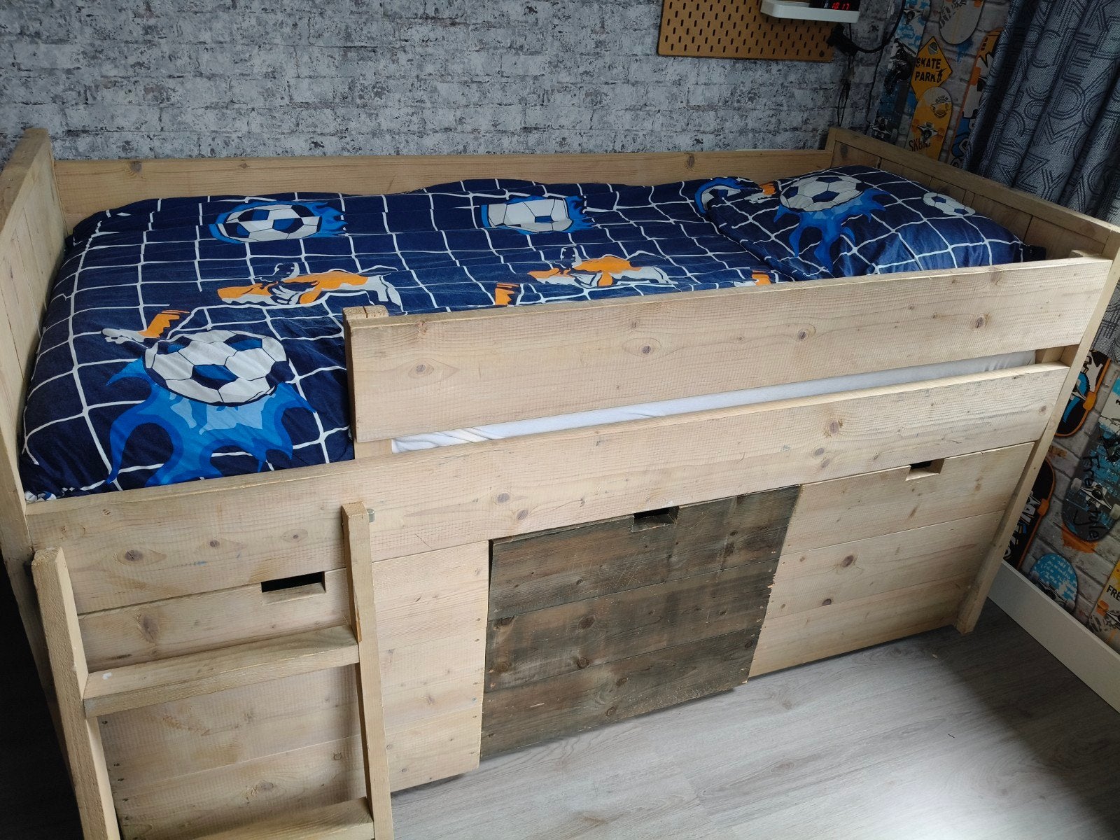 Stoer steigerhouten bed met grote laden., Ophalen, Gebruikt, Halfhoogslaper