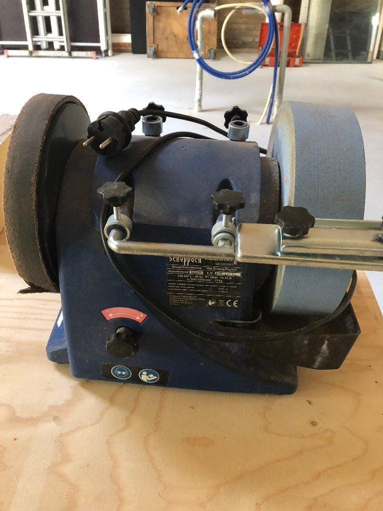 Geen Tormek maar Scheppach  slijper, Doe-het-zelf en Verbouw, Gereedschap | Slijpmachines, Gebruikt, Werkbankslijpmachine, 700 tot 1000 watt