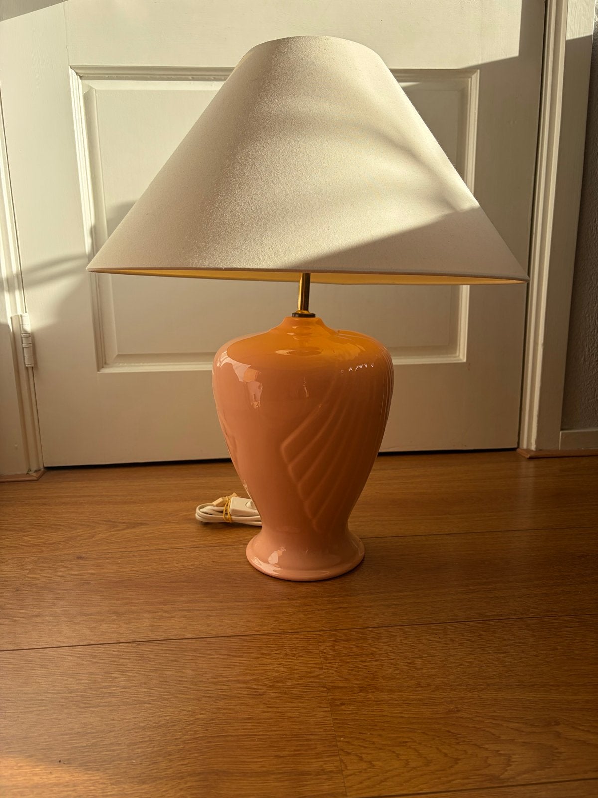 Vintage Roze Tafellamp met Crèmekleurige Kap, Ophalen, Vintage, Keramiek, Met kap