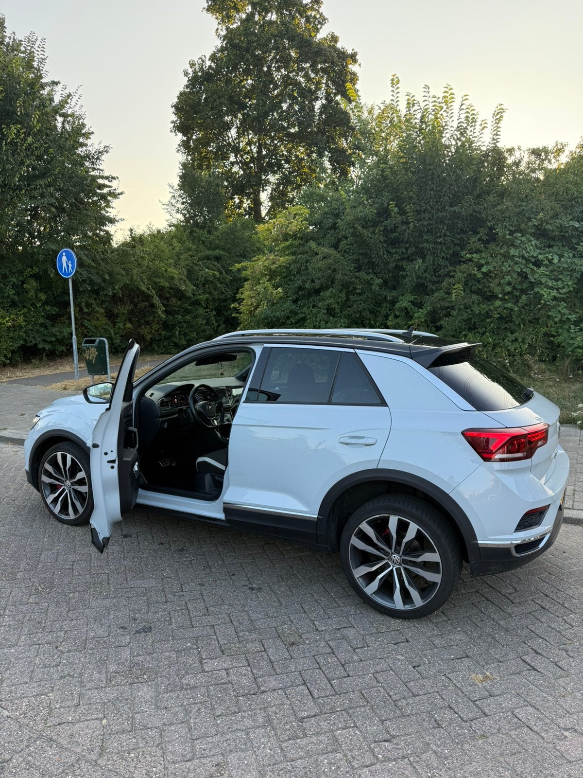 Volkswagen T-Roc 1.5 TSI DSG Sport PANORAMA (FULL OPTION), Auto's, Volkswagen, 1498 cc, 4 cilinders, Leder en Stof, Wit