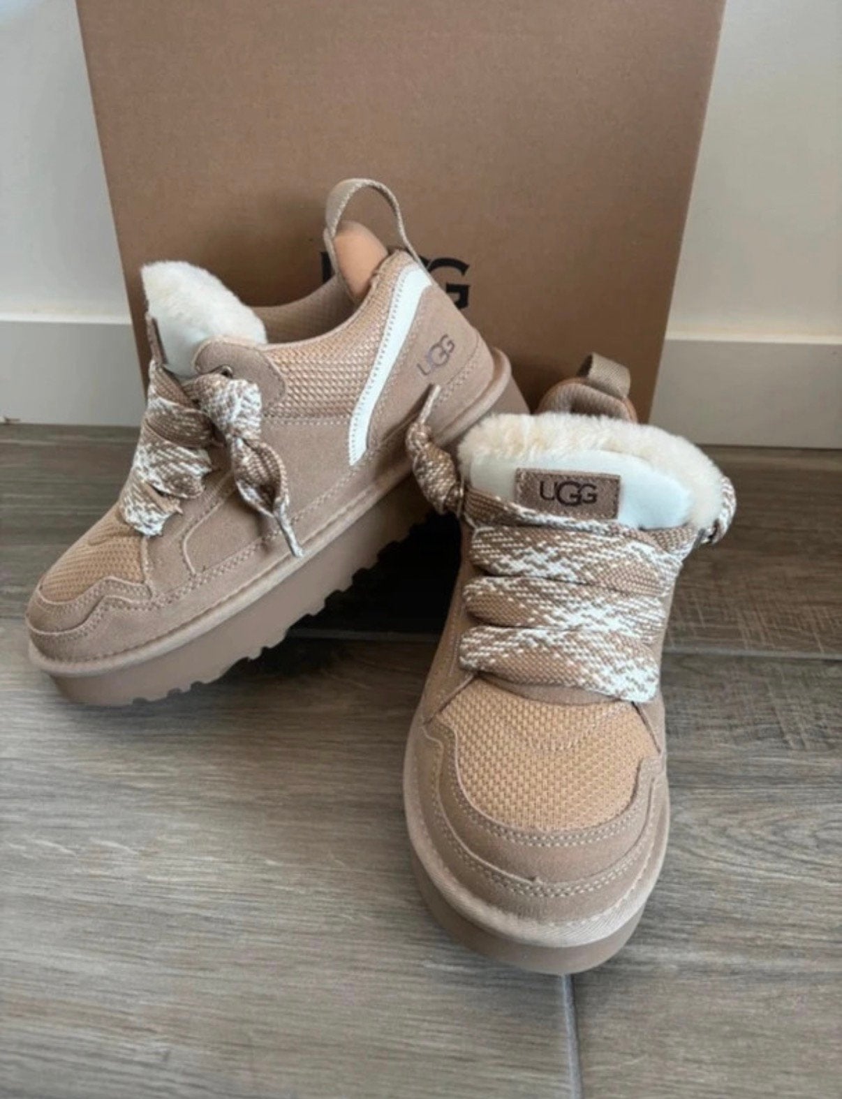 Uggs lowmell sand, Ophalen of Verzenden, Nieuw, Bruin