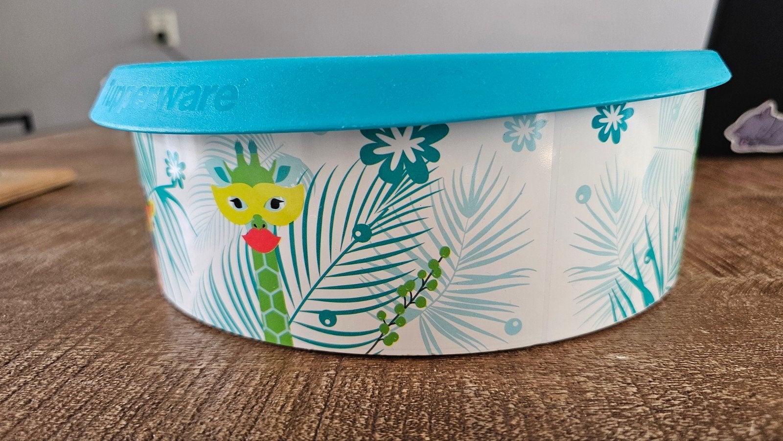 Tupperware schaal met dierenprint en turquoise deksel, Gebruikt, Overige kleuren, Schaal, Ophalen of Verzenden