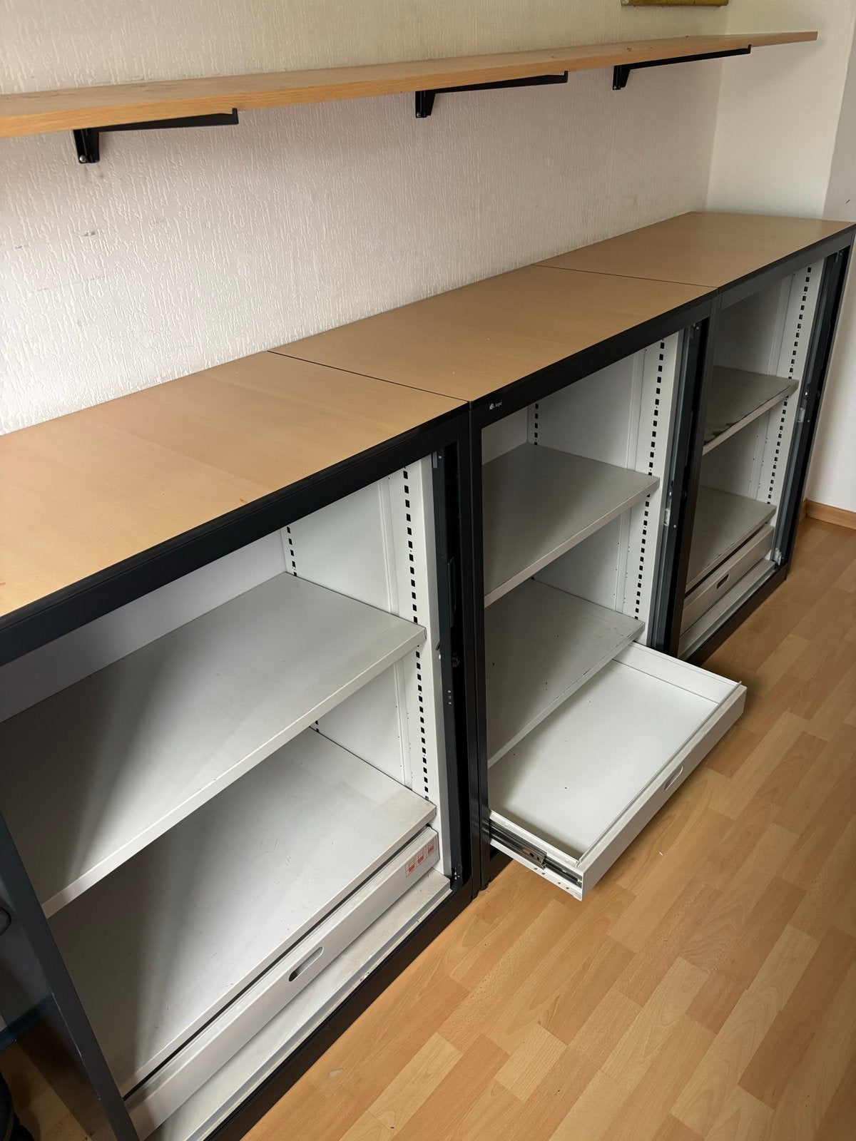 Archiefkast met roldeur en slot, Ophalen, Gebruikt, 100 tot 150 cm, Meerdere deuren