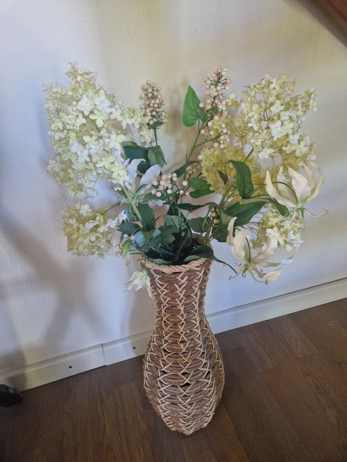 Decoratieve rieten vaas met kunstbloemen, Huis en Inrichting, Woonaccessoires | Vazen, Ophalen, Bruin, Natuurlijk materiaal, Inclusief decoratie