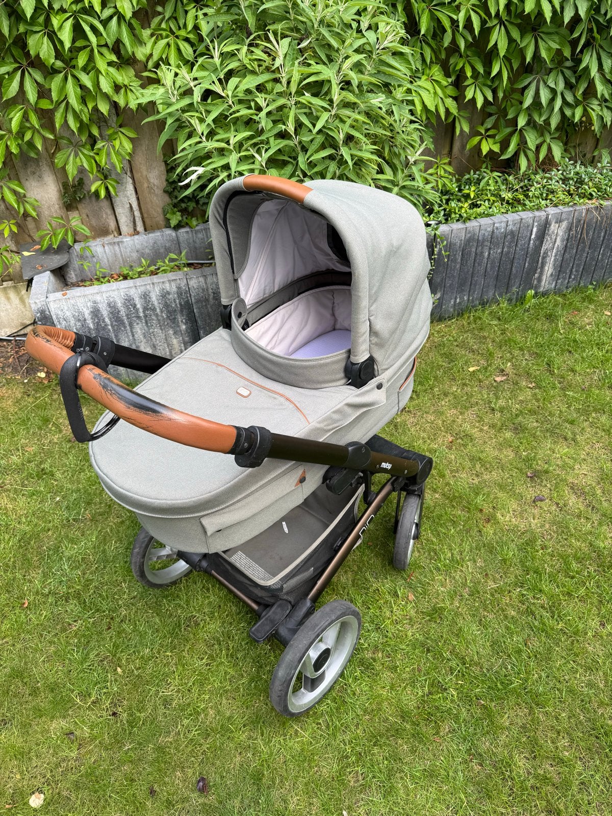Mutsy Nio buggy en reiswieg met regenhoes en adapters, Kinderen en Baby's, Kinderwagens en Combinaties, Ophalen, Gebruikt, Combiwagen