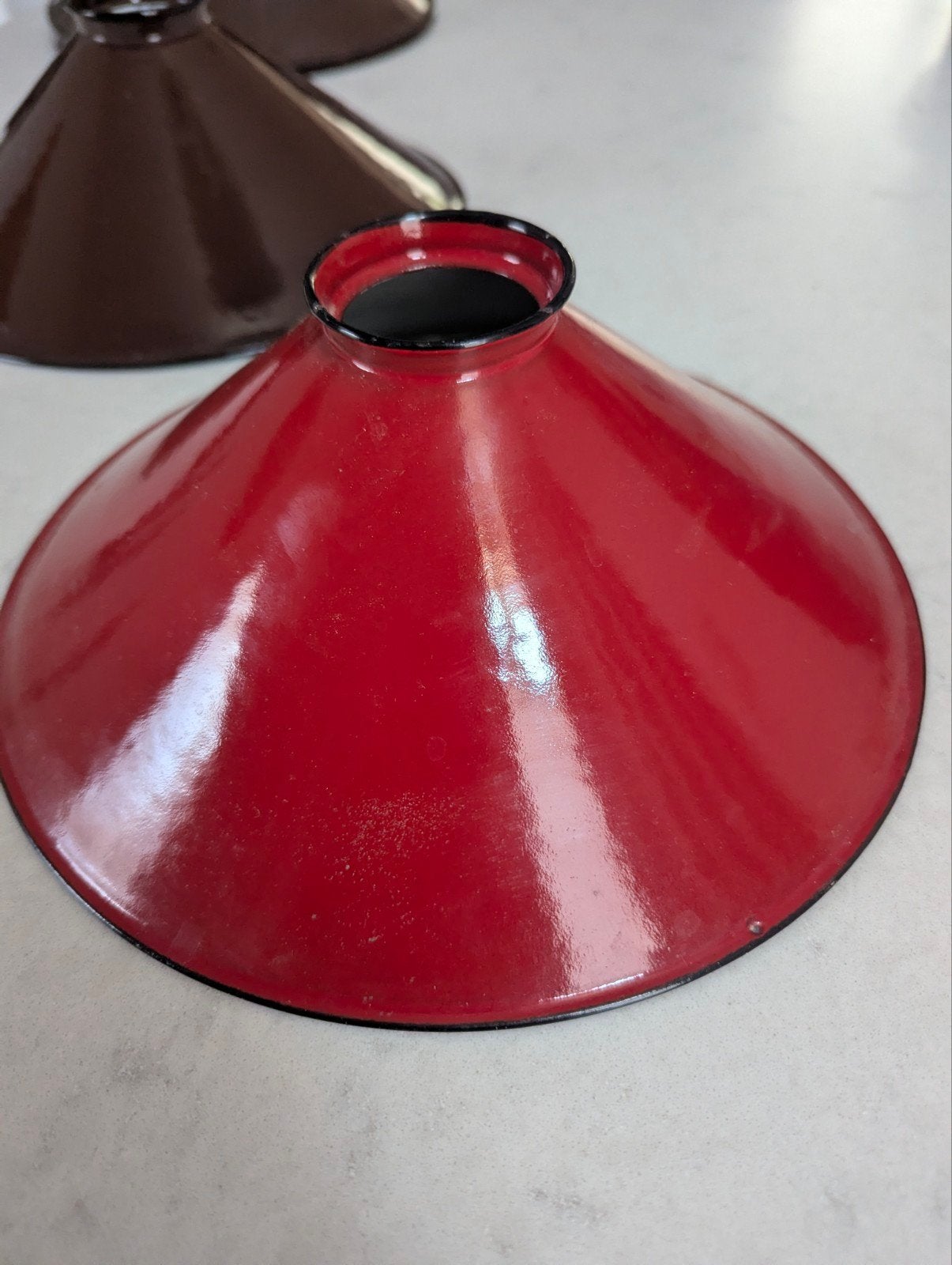 Emaille vintage lampenkap(pen) in rood en bruin jaren 70, Huis en Inrichting, Lampen | Lampenkappen, Gebruikt, Bruin, Rond, Ophalen of Verzenden