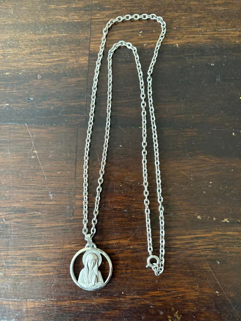 Zilverkleurige ketting met hanger van Maria lengte 60 cm, Ophalen of Verzenden, Zo goed als nieuw, Zilver, Overige materialen