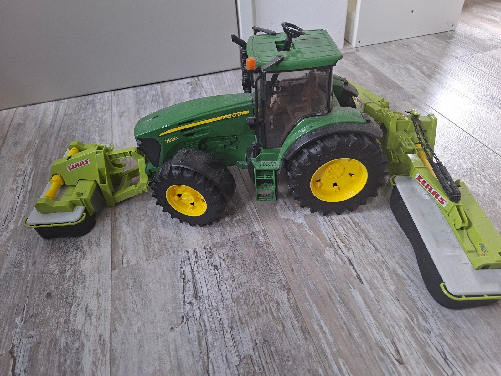 Bruder John Deere tractor met Claas maaiers en houtwagen, Ophalen, Gebruikt