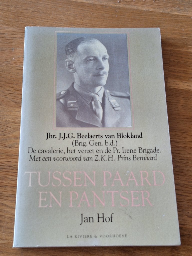 Tussen paard en pantser irene brig gesigneerd van Blokland, Ophalen of Verzenden, Tweede Wereldoorlog, Zo goed als nieuw, Overige onderwerpen