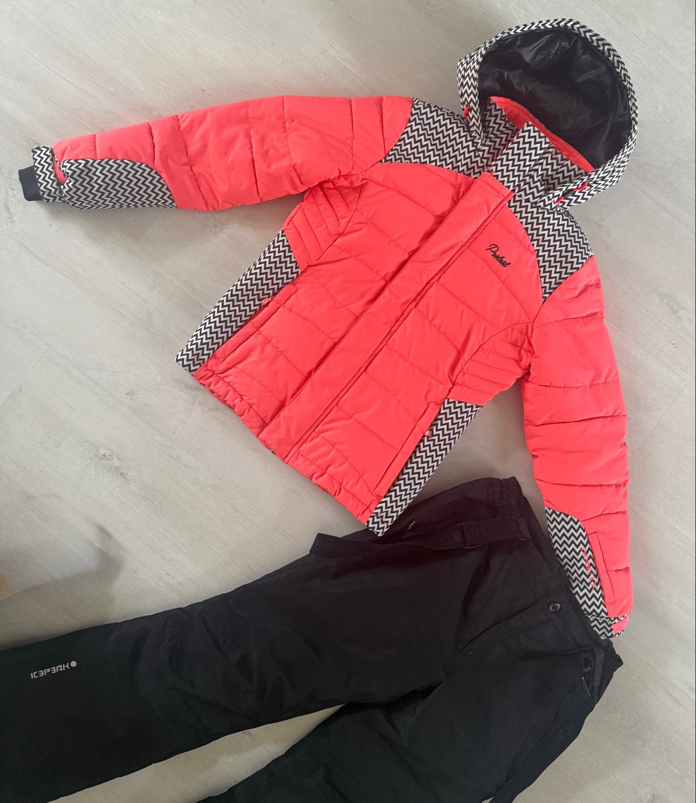 Protest skipak voor meisjes - roze jas, zwarte broek, Ophalen of Verzenden, Zo goed als nieuw, Maat 34 (XS) of kleiner, Pak