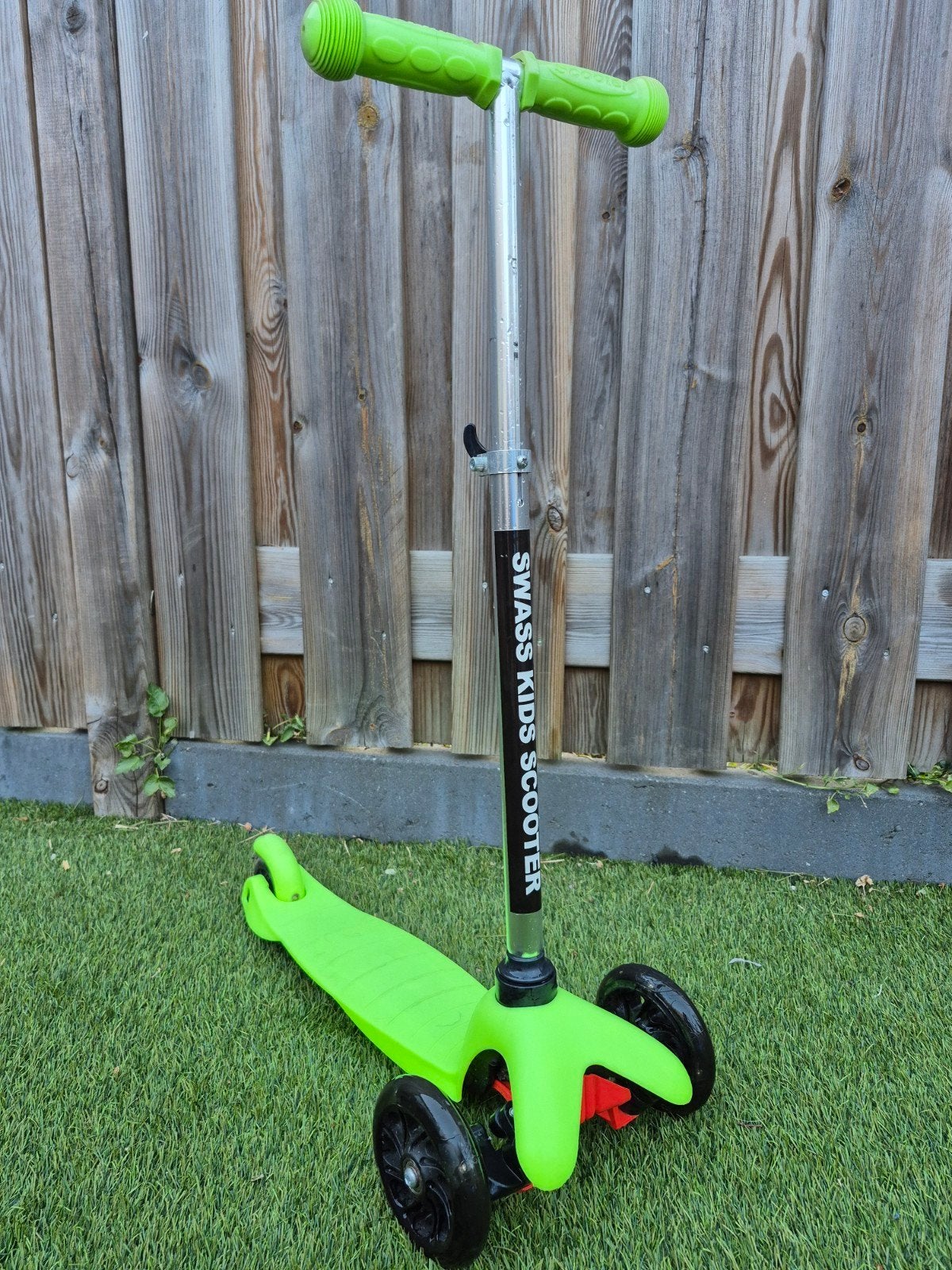 Swass Kids Scooter: Groene Opvouwbare Driewielstep met LED, Ophalen, Gebruikt, Gewone step
