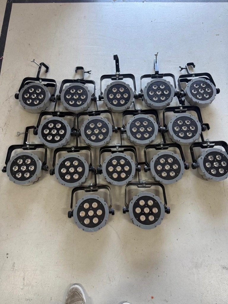 16x Showtec Compact Par 7 Tri + flightcase, Ophalen, Gebruikt, Licht, Geluidgestuurd