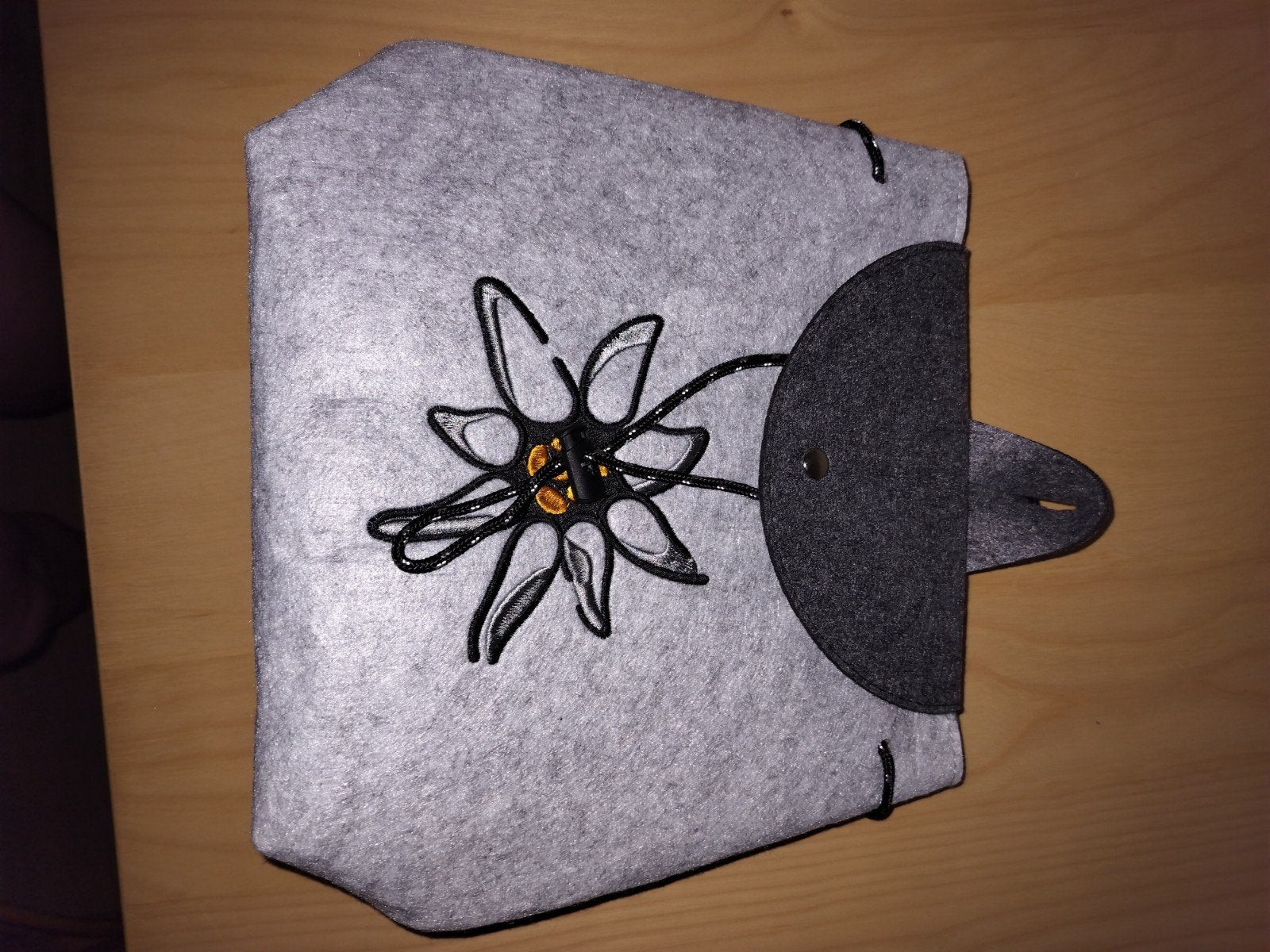Grijze vilten rugzak met Edelweiss borduursel, Overige merken, 25 tot 40 cm, Nieuw, Ophalen of Verzenden