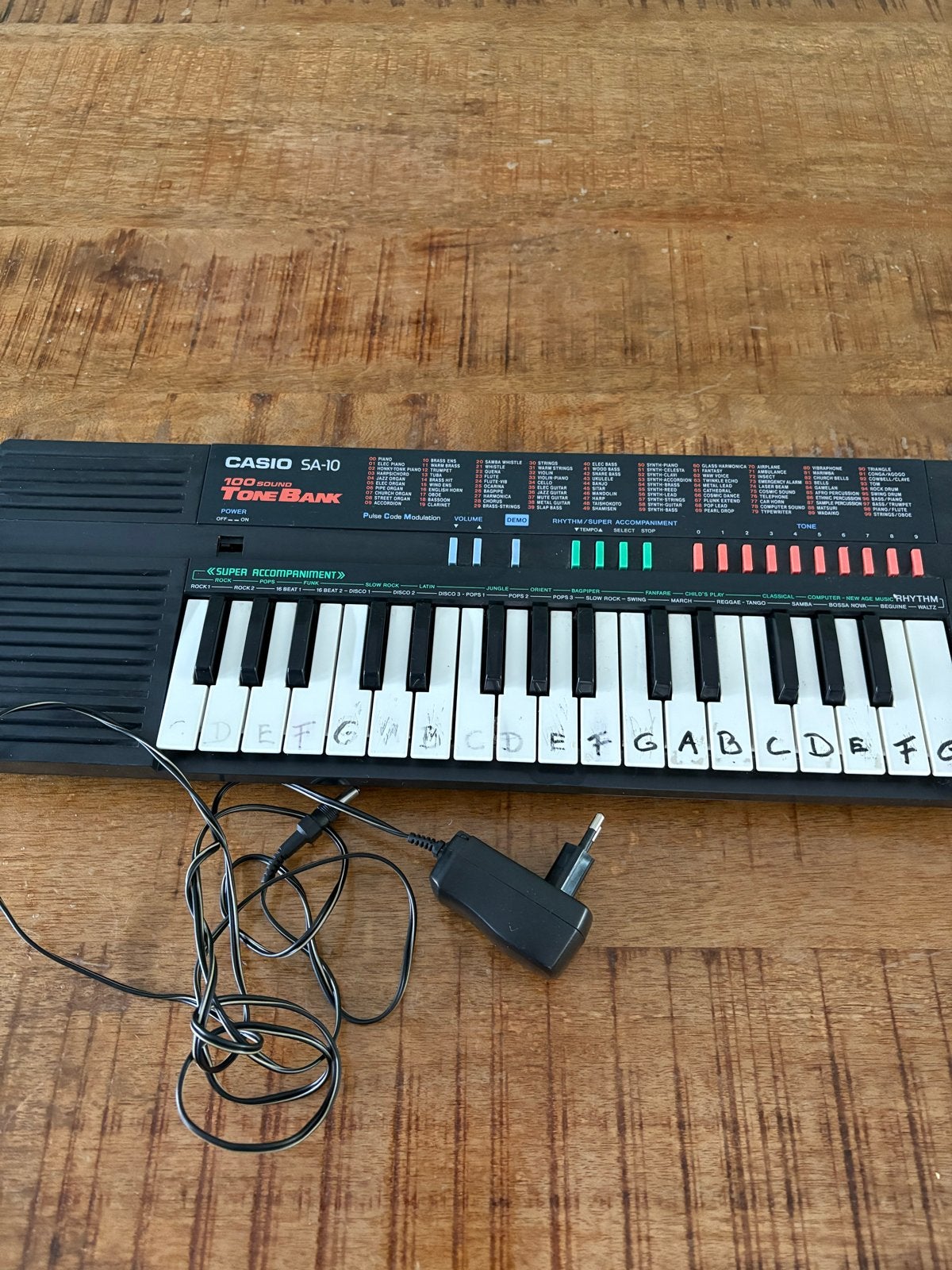 Casio SA-10 Tone Bank Keyboard met adapter, Muziek en Instrumenten, Keyboards, Ophalen of Verzenden, Gebruikt, Overige aantallen