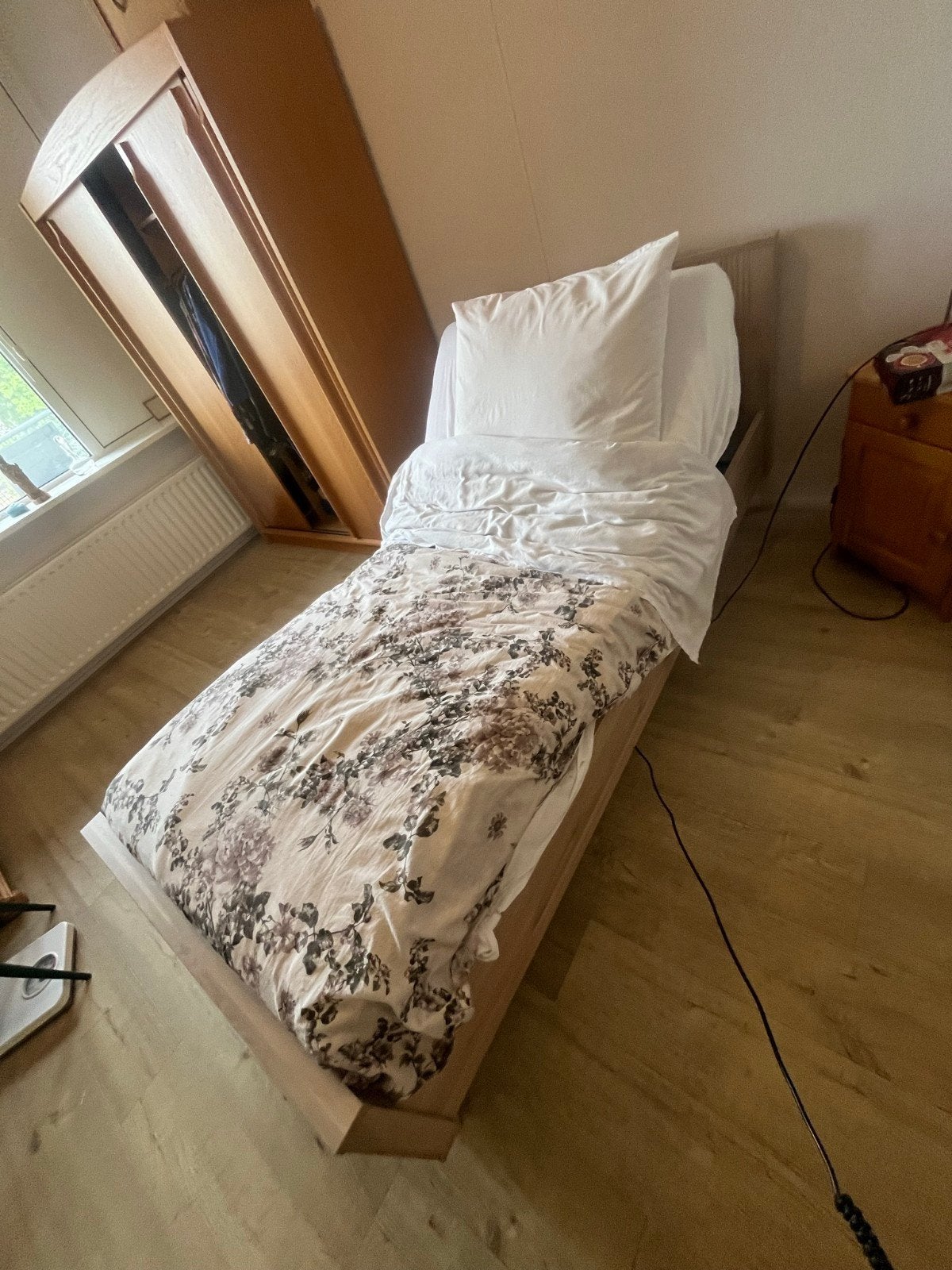 Elektrisch verstelbaar bed 90x200 cm z.g.a.n., Ophalen, 90 cm, Eenpersoons, T