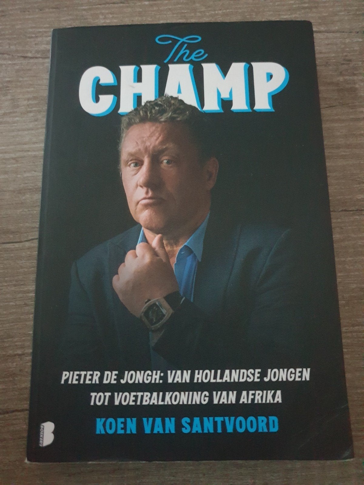 The Champ: Pieter de Jongh - Voetbalkoning van Afrika, Ophalen of Verzenden, Gelezen, Koen van Santvoord