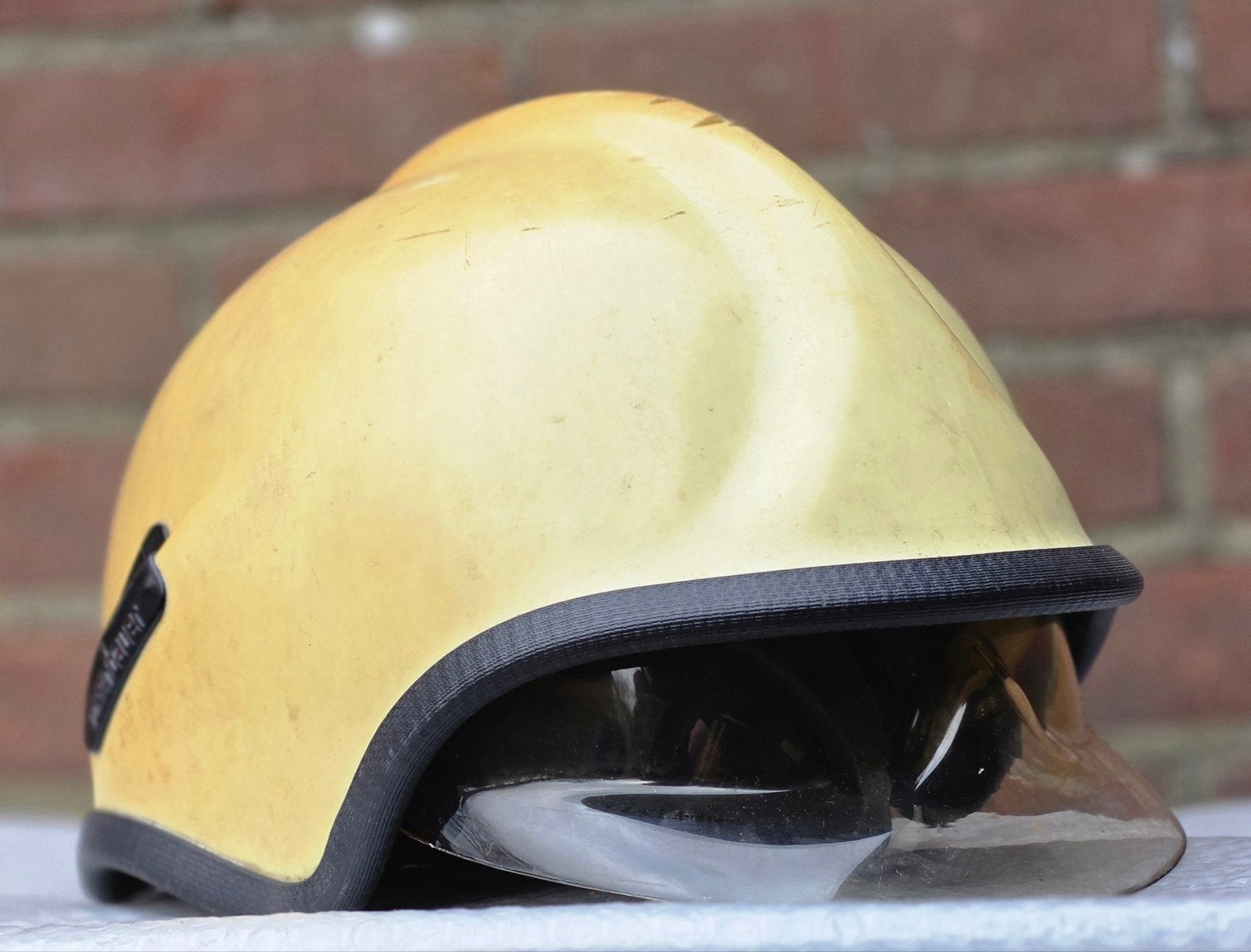 brandweerhelm brandweer Rosenbauer, Ophalen of Verzenden, Landmacht, Nederland, Embleem of Badge