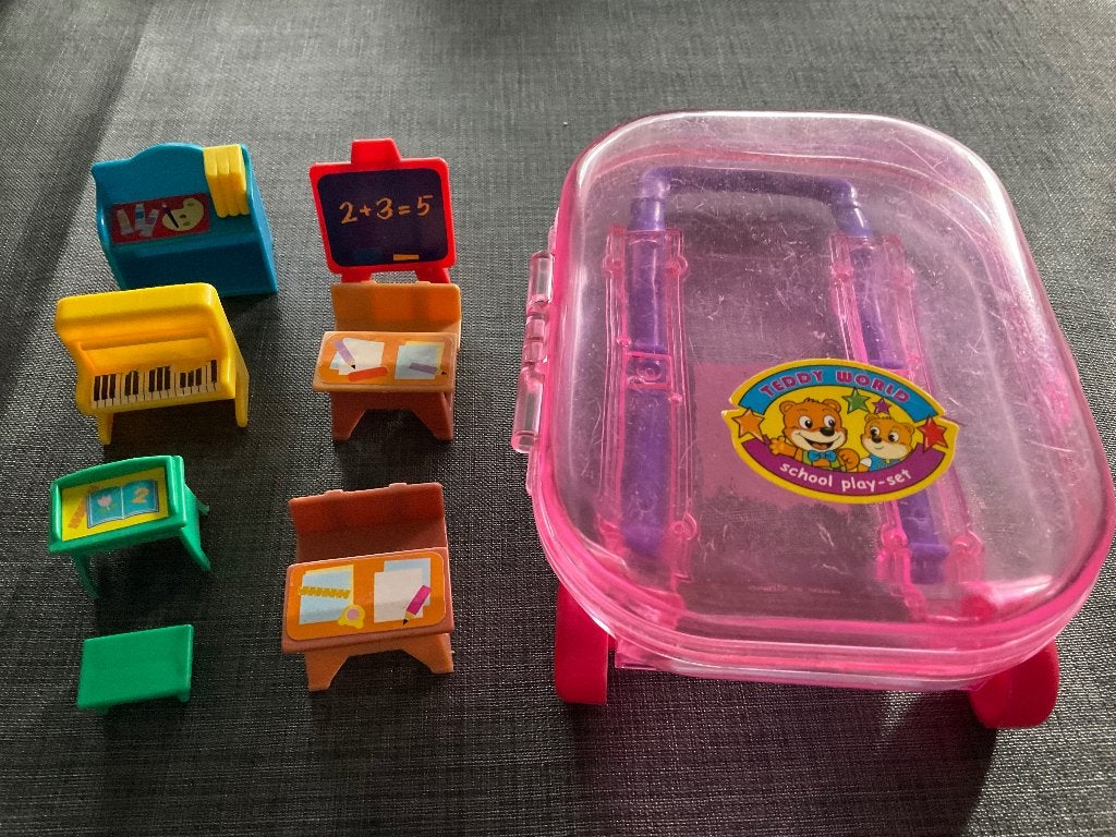 Teddy's Wonderland Schoolbankjes in Koffertje, Ophalen, Zo goed als nieuw