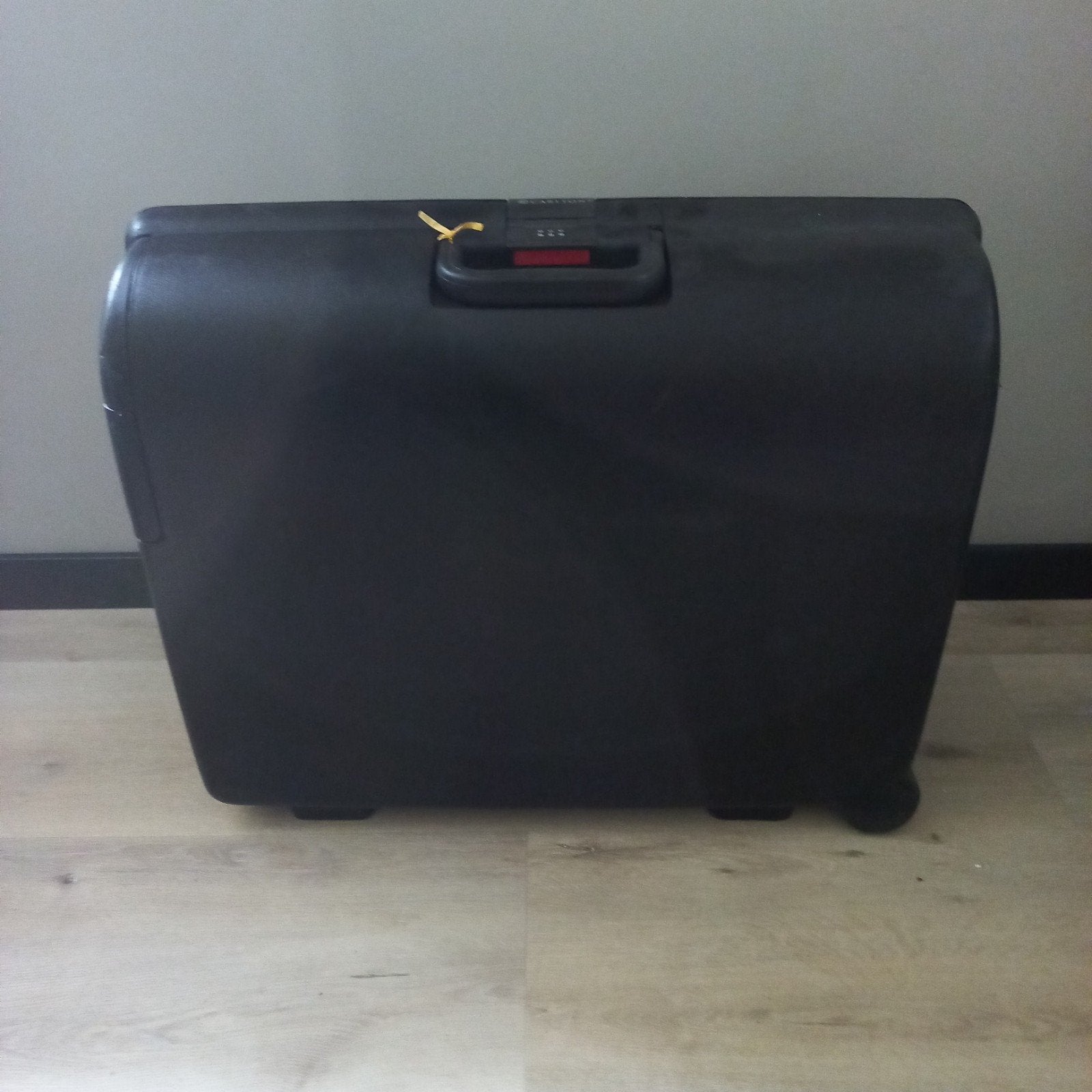 Zwarte harde koffer met slot en wieltjes, Gebruikt, Hard kunststof, 45 tot 55 cm, Ophalen