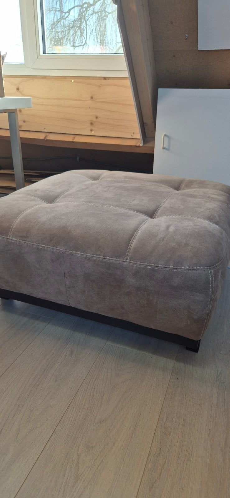 Comfortabele poef / hocker in taupekleur, Ophalen, Gebruikt, Vierkant, 75 tot 100 cm