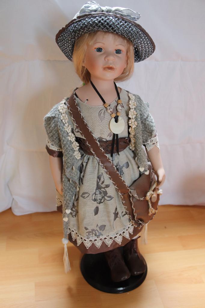 Collector's Doll; porseleinen pop; Adelie Collection Paris, Verzamelen, Poppen, Ophalen of Verzenden, Zo goed als nieuw, Pop, Levensecht of Reborn