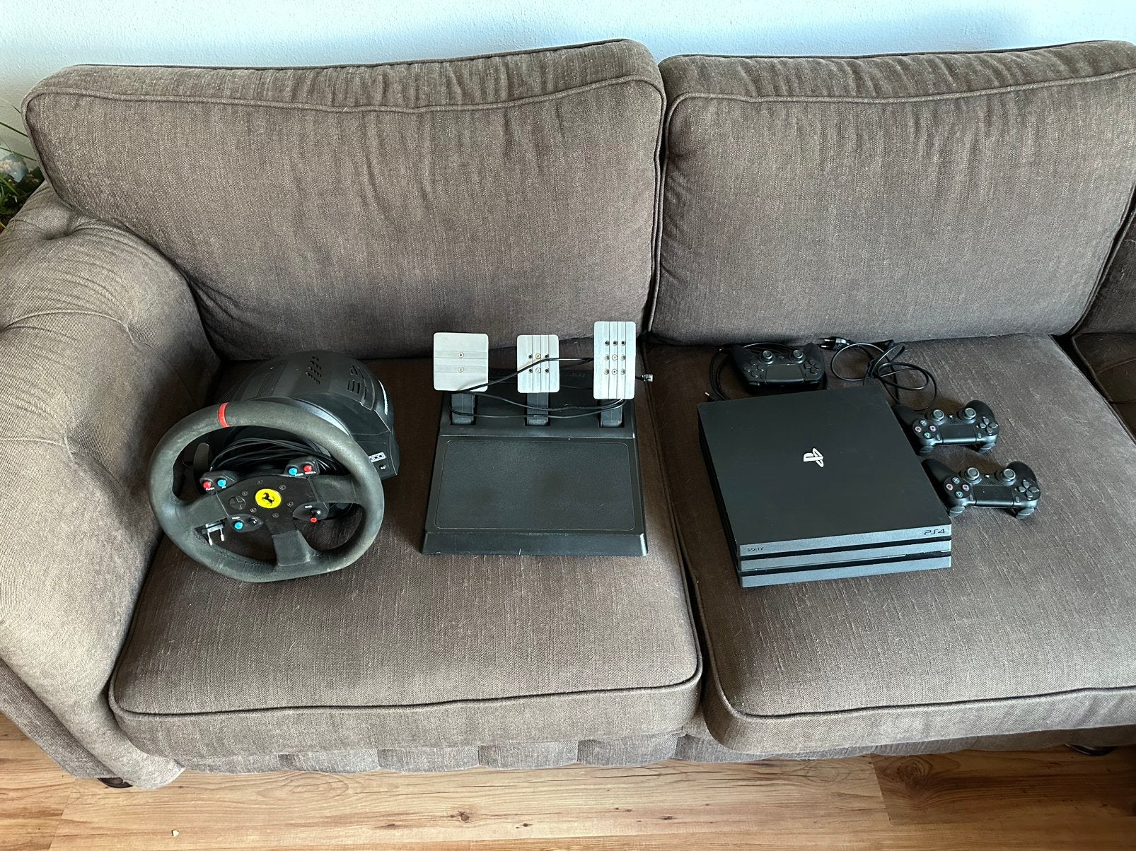PS4 Pro 1TB + Thrustmaster T300 Ferrari + Pedaliera, Ophalen of Verzenden, Zo goed als nieuw