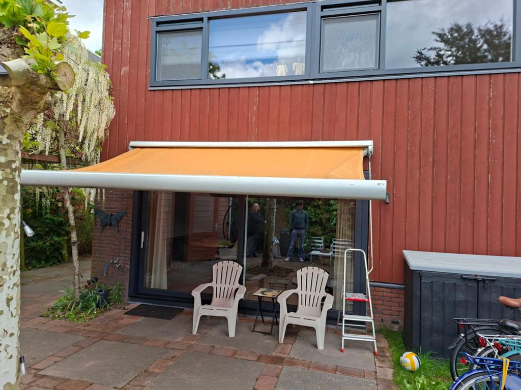 Zonnescherm 4 meter breed, handbediening, gratis af te halen, Ophalen, Gebruikt, 150 tot 300 cm, 250 cm tot 450 cm