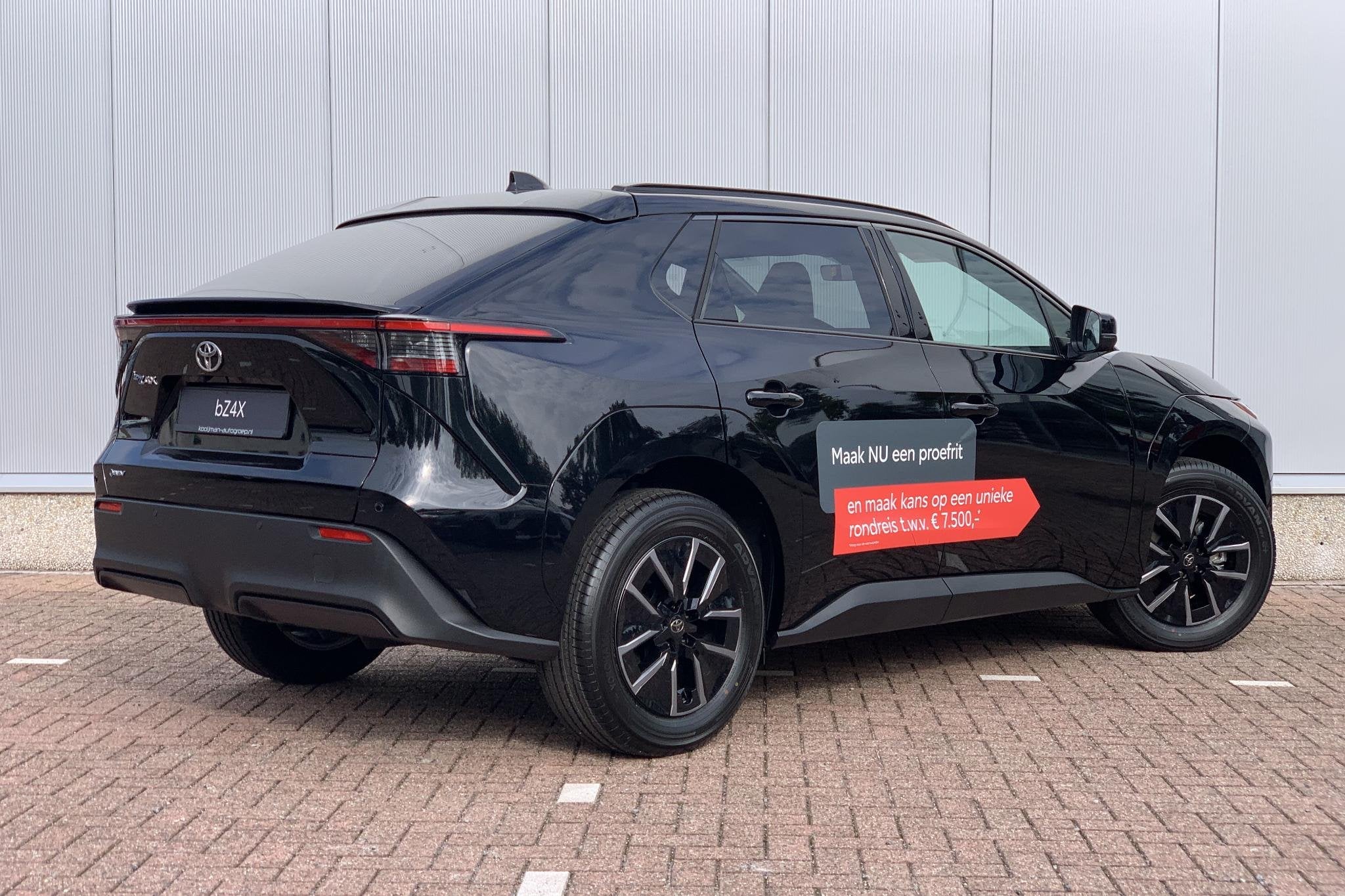 Toyota bZ4X Dynamic 73 kWh / Uit Voorraad leverbaar! / Nu me, Auto's, Zwart, Leder en Stof, Zwart, SUV of Terreinwagen