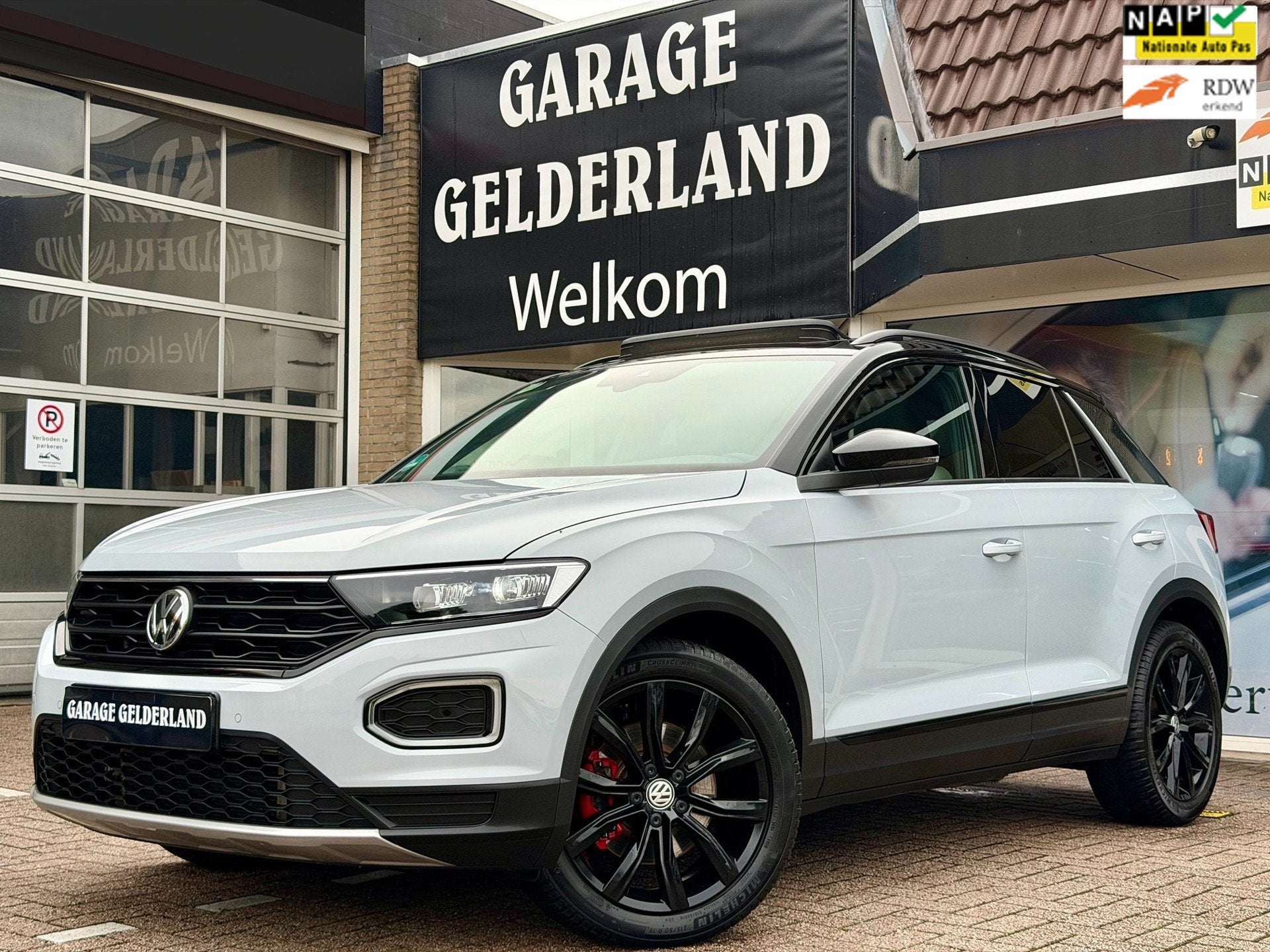 Volkswagen T-Roc 2.0 TSI 4Motion Sport | PANO | VIRTUAL-C. |, Auto's, Automaat, Dealer onderhouden, Zwart, 1984 cc