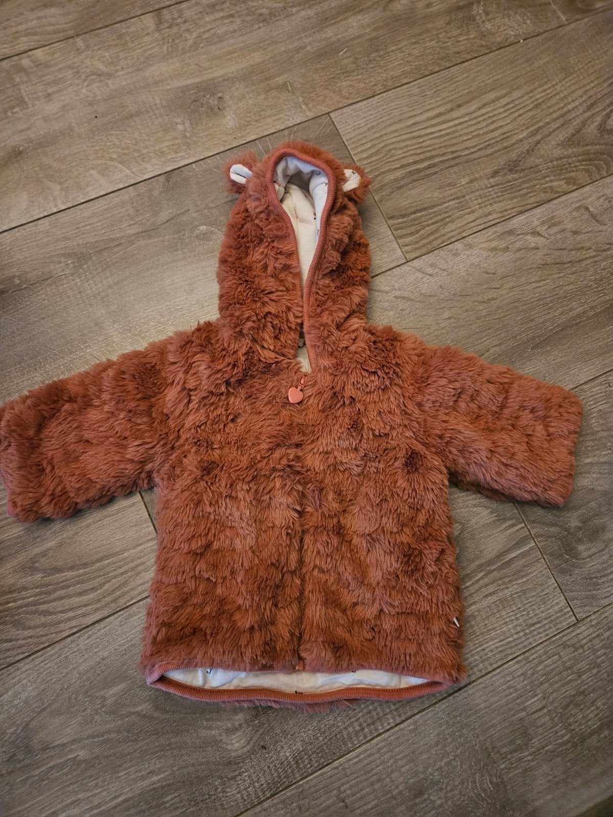 Schattig koraal kleurige teddy jasje met oortjes - Maat 62, Ophalen of Verzenden, Zo goed als nieuw, Onbekend, Jongen of Meisje