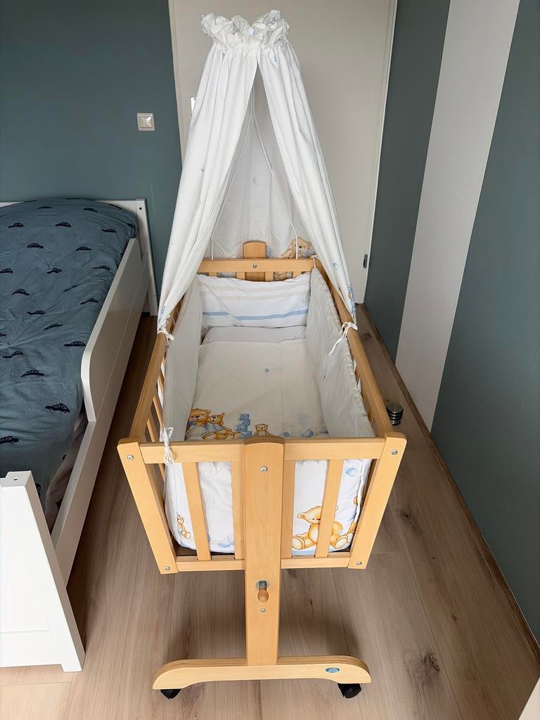 Houten wieg met hemeltje en schattige berenprint, Kinderen en Baby's, Babywiegjes en Ledikanten, Ophalen, Zo goed als nieuw, Wieg