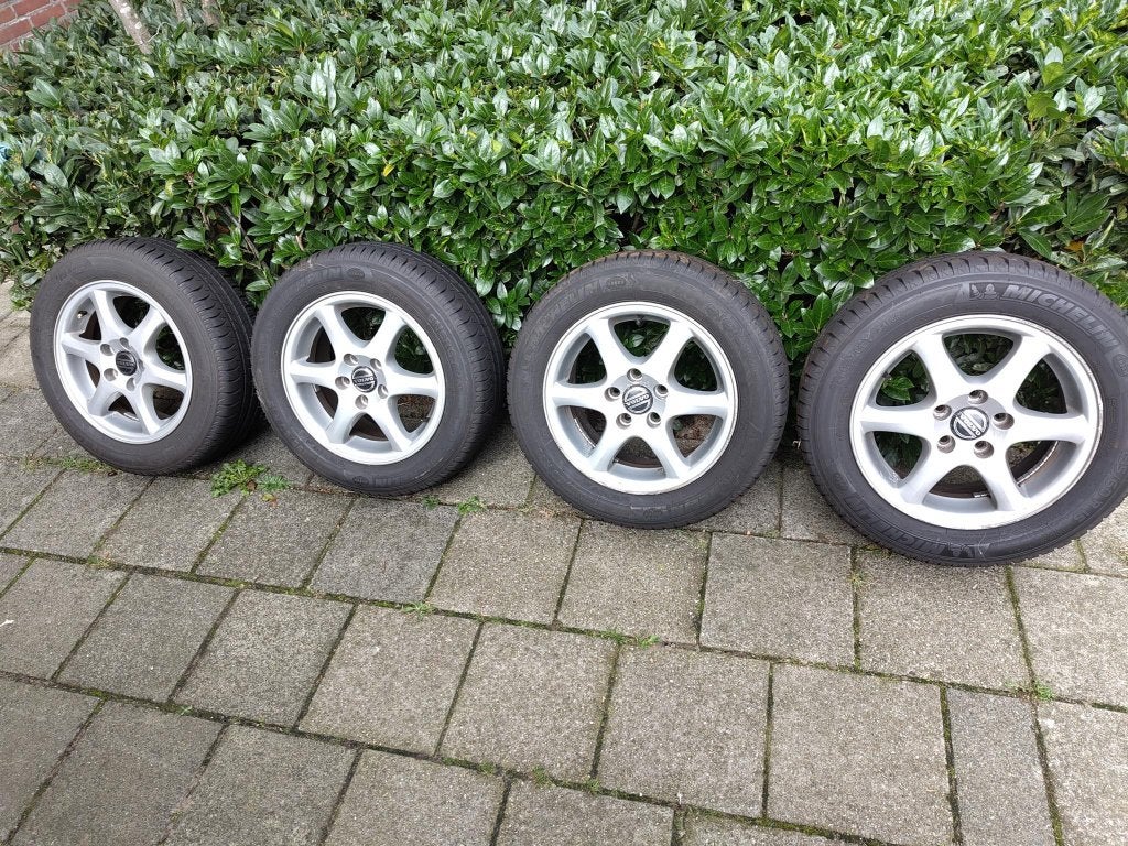Volvo V70 wielen 15" met splintenieuwe banden, Ophalen, 15 inch, Nieuw, Band(en)