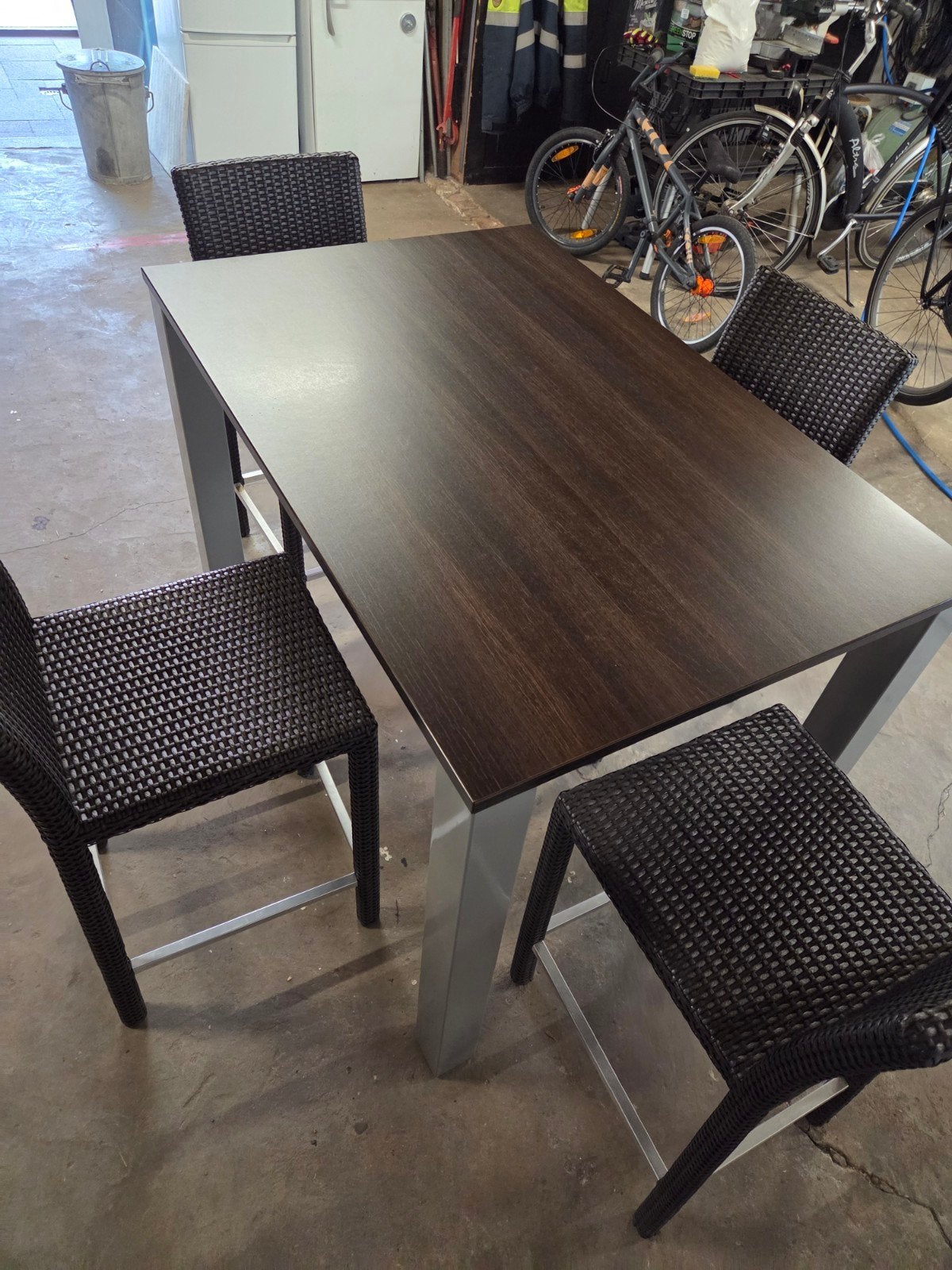 Bartafel met 4 stoelen en kussens, Ophalen, Met voetsteun, 60 tot 90 cm, Zo goed als nieuw