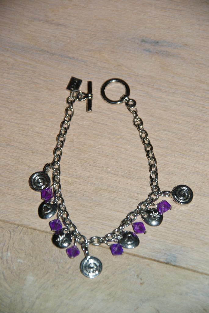 Te koop Armband en ketting Trendy zilverkleurig paars hart, Overige materialen, Nieuw, Ophalen of Verzenden, Met bedels of kralen