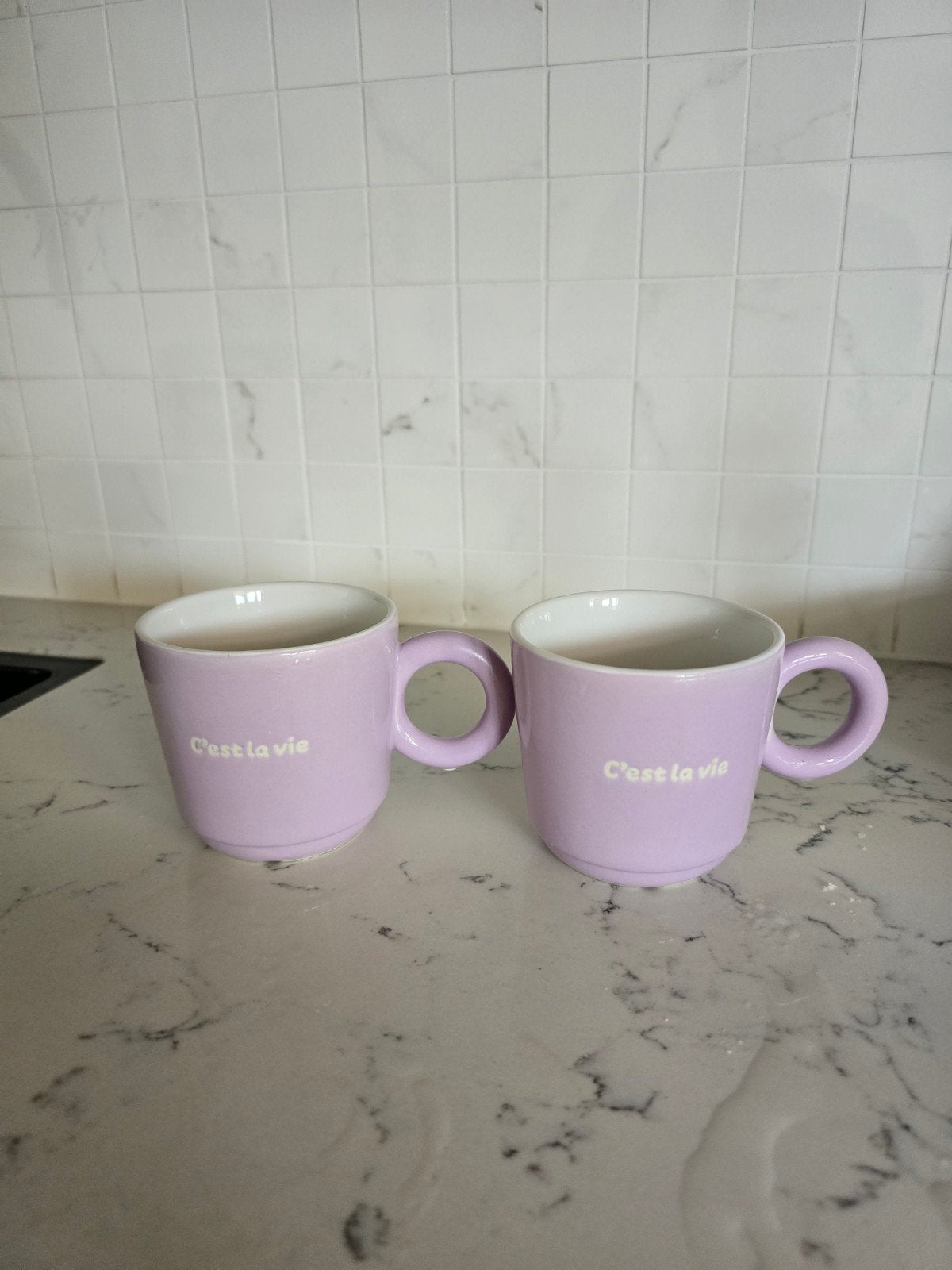 2 Hema theekopjes met 'C'est la vie' opdruk en hondje, Hema, Zo goed als nieuw, Overige stijlen, Mok