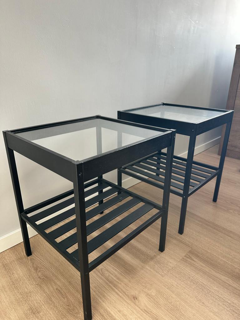 Zwarte nachtkastjes met glasplaat, Huis en Inrichting, Tafels | Sidetables, Ophalen, Gebruikt, 50 tot 100 cm, Rond
