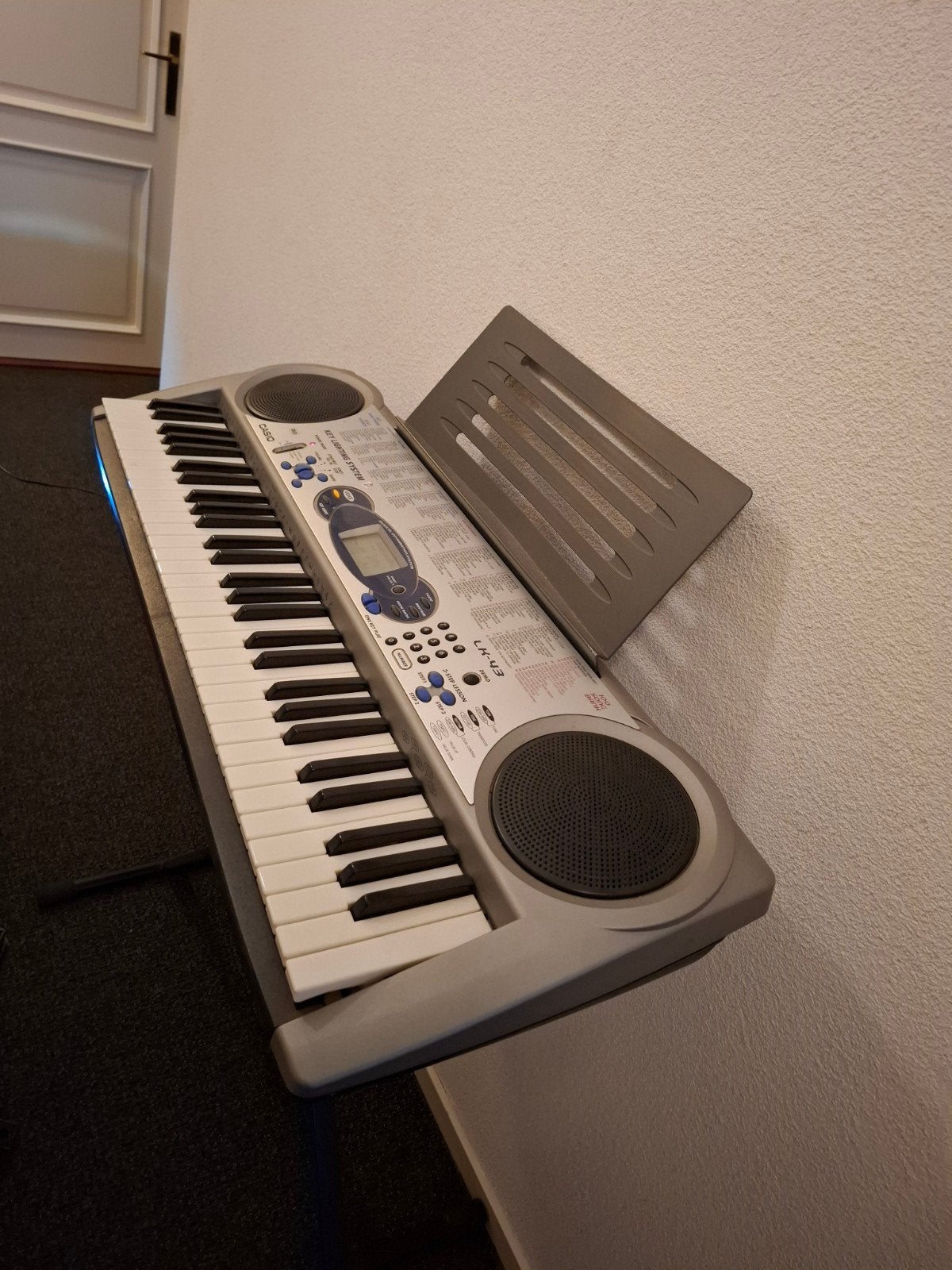 Casio LK-43 keyboard met verlichte toetsen en onderstel, Muziek en Instrumenten, Keyboards, Ophalen, Casio, Met standaard, 61 toetsen