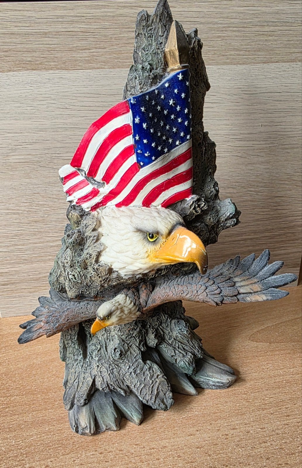 Amerikaanse Adelaar Beeld met Vlag - Decoratie, Ophalen, Nieuw, Dier
