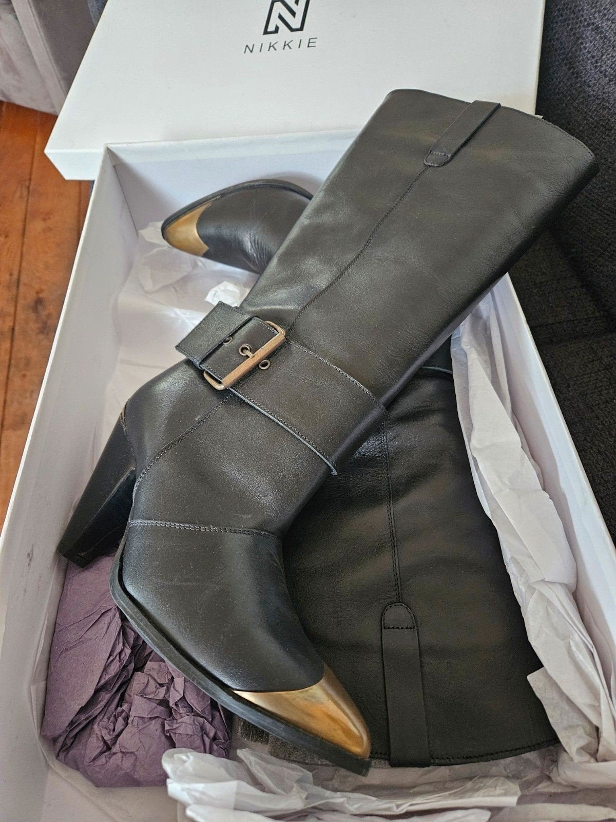 Nieuwe Nikkie leren laarzen maat 39 zwart met bronze details, Hoge laarzen, Zwart, Nieuw, Ophalen of Verzenden