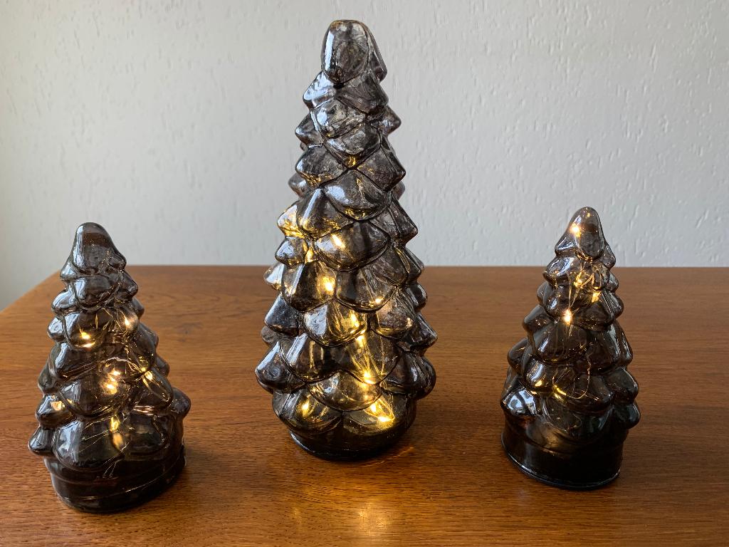3 Kerstboompjes Kunststof Kleur: Zwart met Verlichting Nieuw, Ophalen of Verzenden, Nieuw