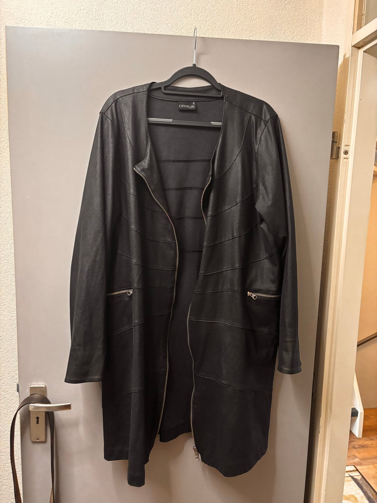 Lange zwarte leatherlook jas van Ophilia, maat 5, Ophalen of Verzenden, Zo goed als nieuw, Maat 46/48 (XL) of groter, Zwart