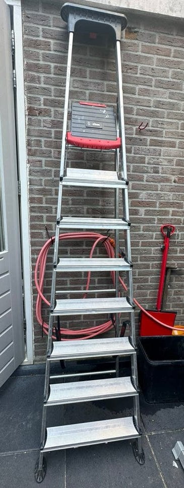 Altrex trap 8 treden zo goed als nieuw, Ophalen, Zo goed als nieuw, Trap, 2 tot 4 meter