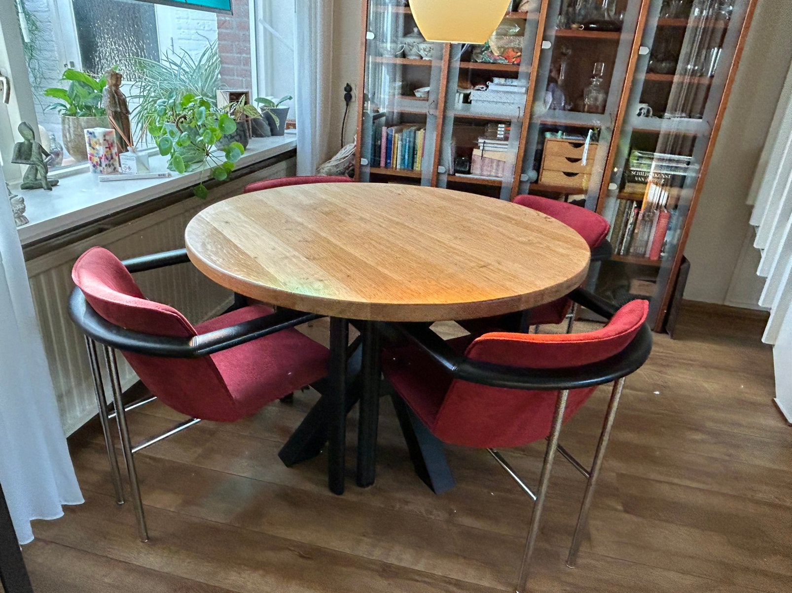 Te koop mooie ronde eettafel met Leolux stoelen, Ophalen, Zo goed als nieuw, Rond, 100 tot 150 cm