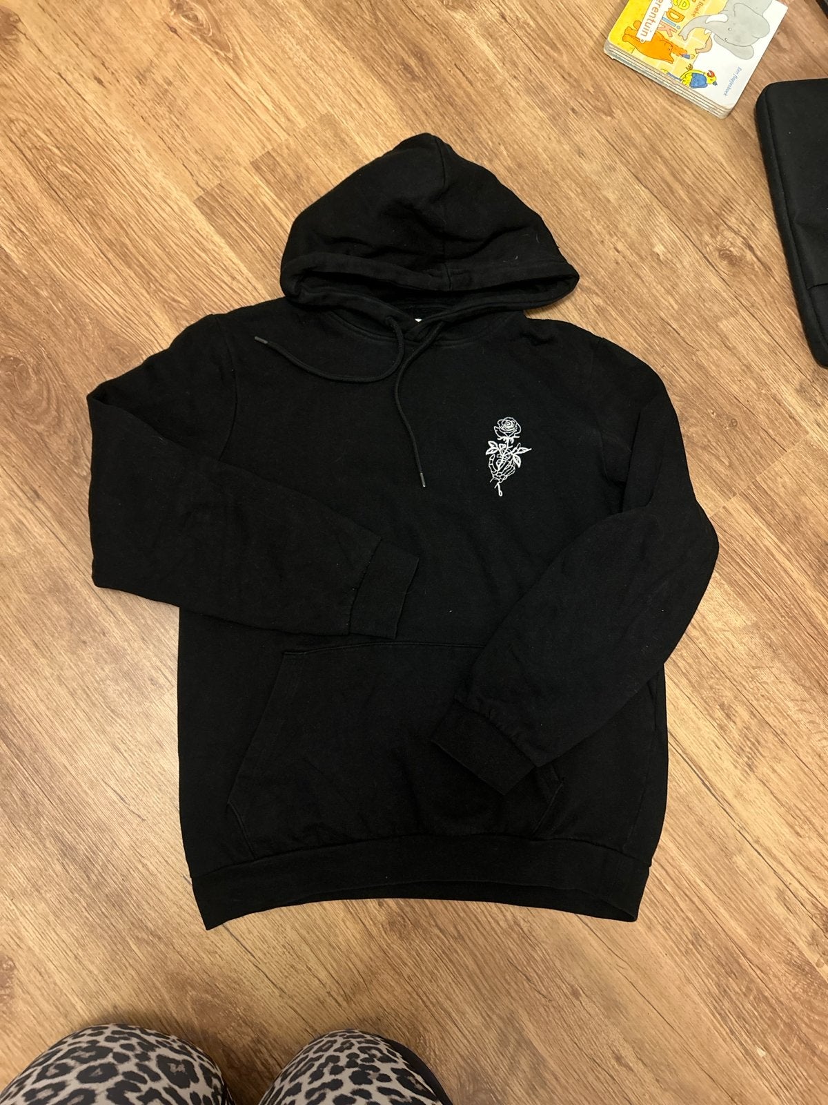 Zwarte hoodie met roos en skelet hand print, Ophalen of Verzenden, Zo goed als nieuw, Maat 38/40 (M), Zwart