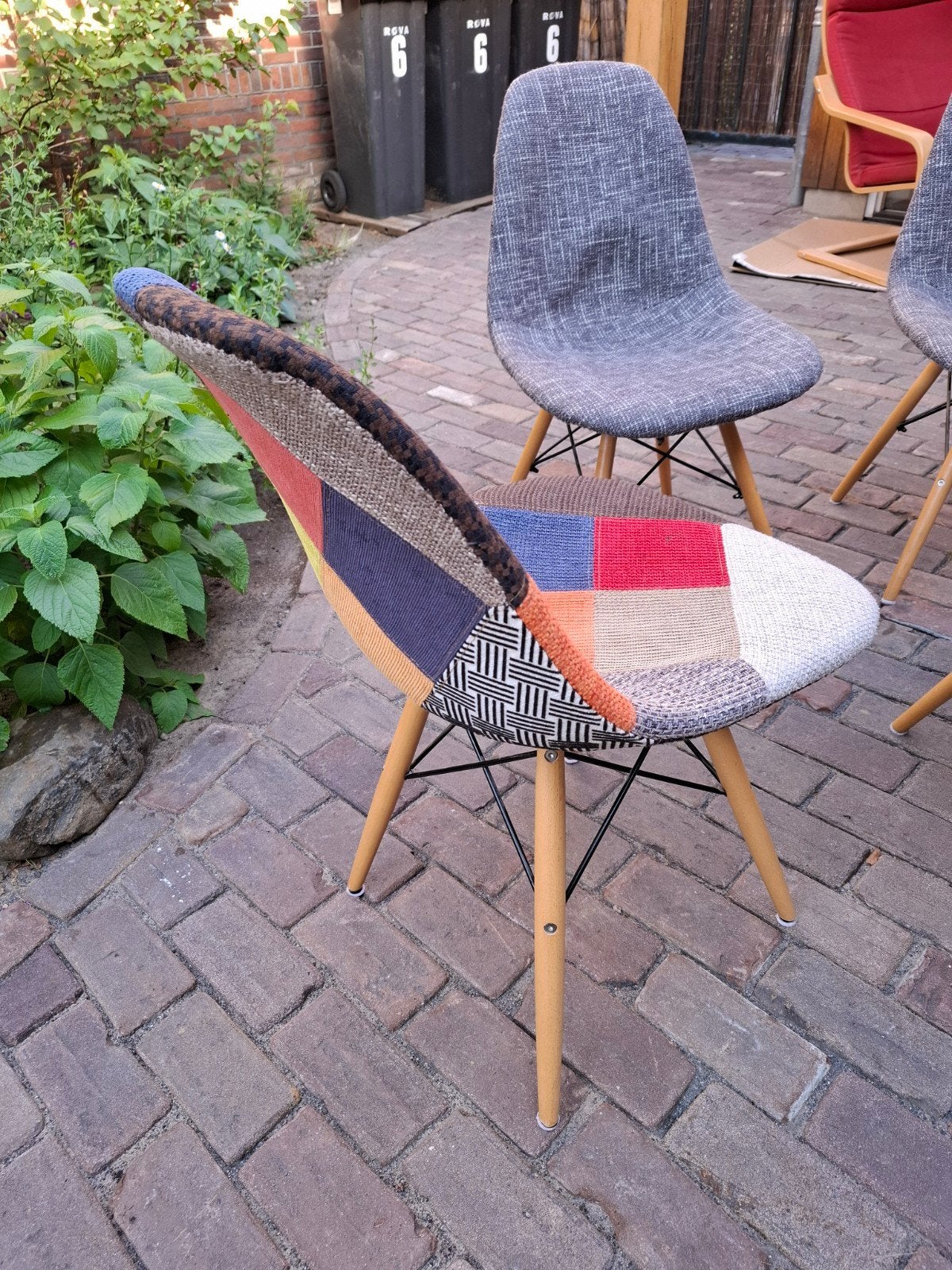 4 leuke eetkamerstoelen - 3x grijs, 1x patchwork, Huis en Inrichting, Stoelen, Ophalen, Nvt, Nvt, Nvt