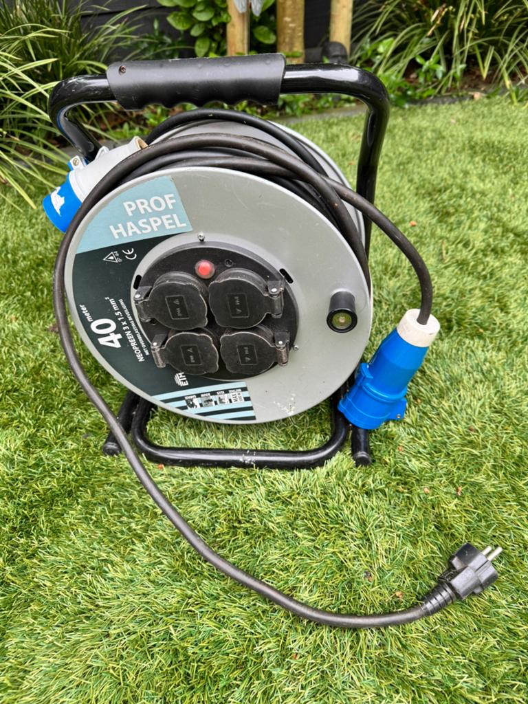 Haspel met 40 meter kabel en campingstekkers camping, Ophalen, Zo goed als nieuw
