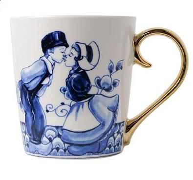 Nieuw, Heinen Delfts Blauw, Mok Kissing couple goud, Huis en Inrichting, Keuken | Servies, Ophalen of Verzenden, Industrieweg 7, 3881LB Putten