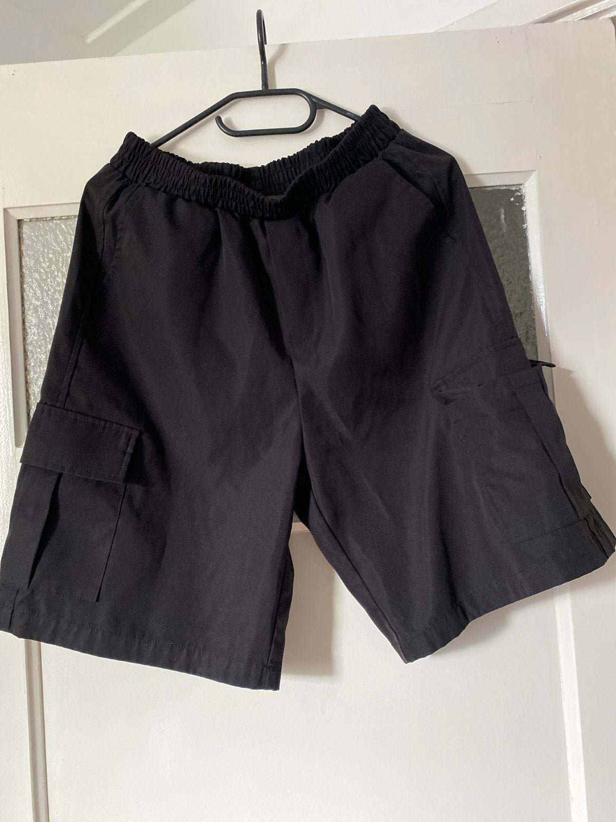 Zwarte cargoshort met elastische tailleband, Ophalen, Zo goed als nieuw, Maat 48/50 (M), Zwart