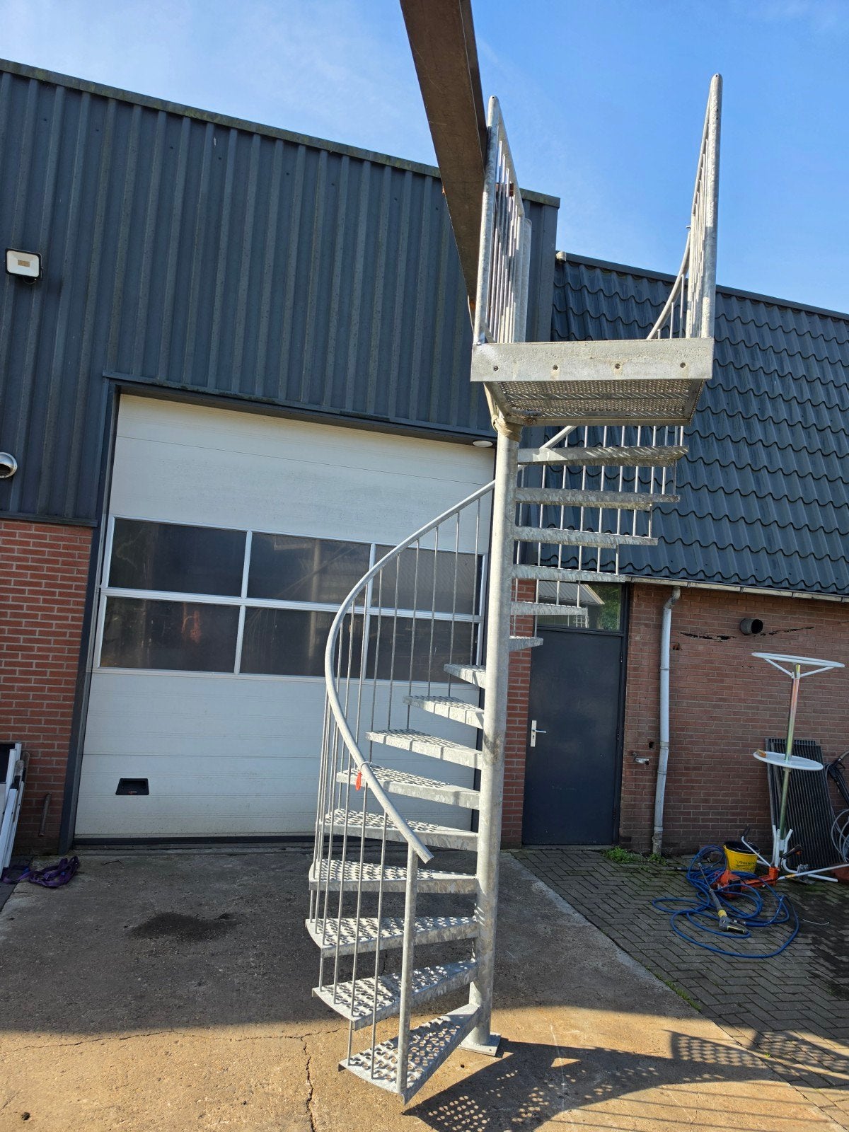 Stalen wenteltrap gegalv hoog 3.2mtr nog085