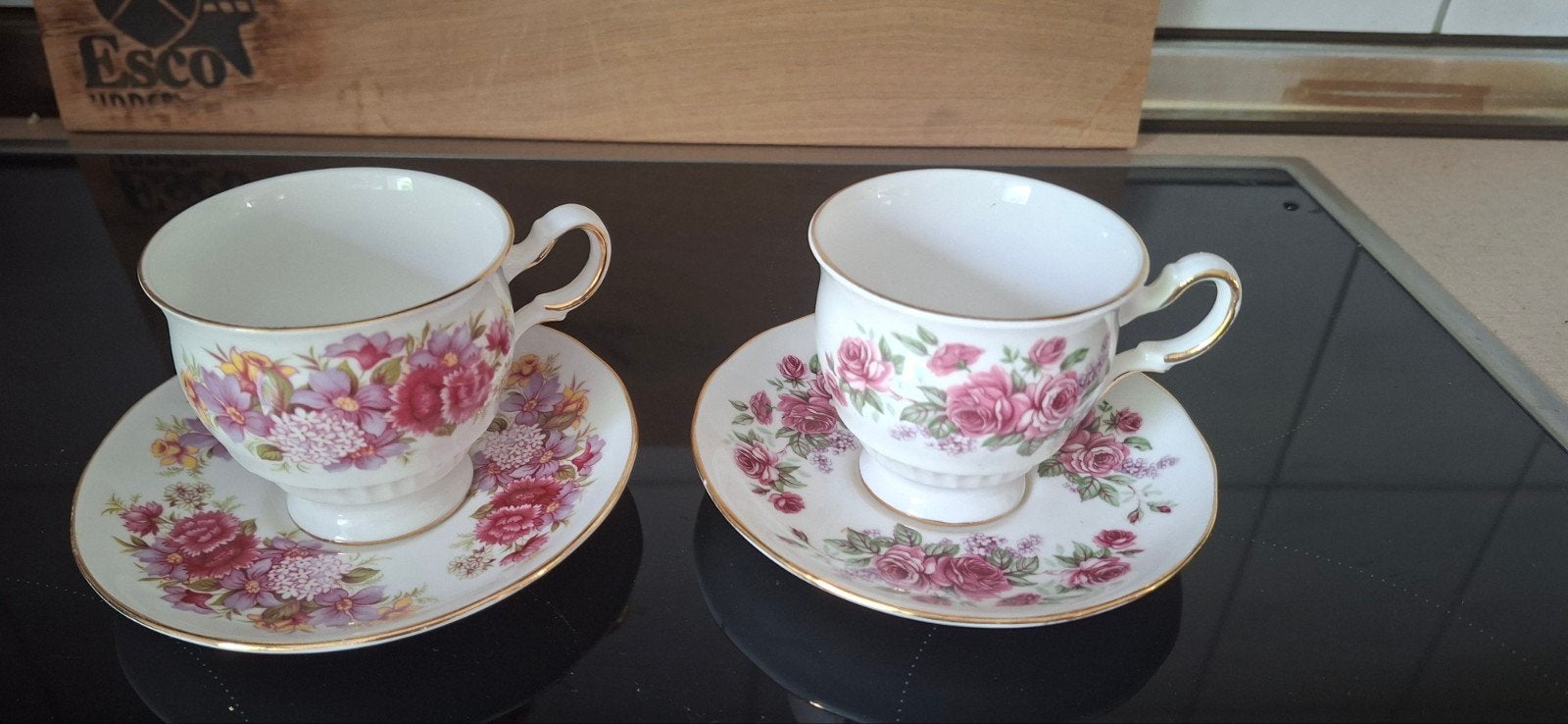 Set van 2 Vintage Queen Anne Kop en Schotels - Bloemenprint, Ophalen, Overige merken, Vintage, Zo goed als nieuw